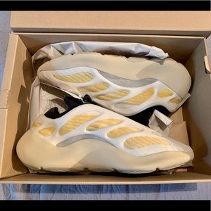 BRAND NEW ADIDAS YEEZY 700 V3  SAFFLOWER SIZE 10.5